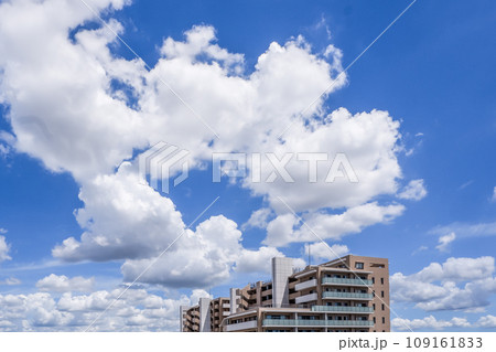 雲ある青空と大型マンション 109161833