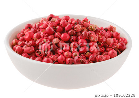 Fragrant pink pepper seeds in a white ceramic bowl 109162229