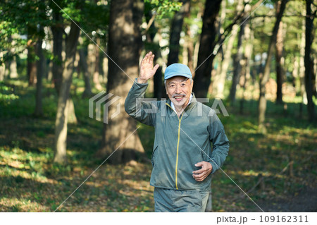 ランニングするシニアの男性 109162311
