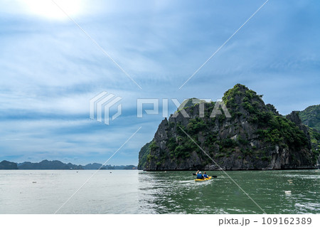 ベトナム　奇岩が続くハロン湾でカヤックを楽しむ人 109162389