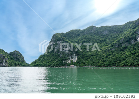 ベトナム 奇岩が続くハロン湾に流れ着くゴミを収集する場所 ベトナム 奇岩が続くハロン湾に流れ着くゴミを収集する場所 109162392