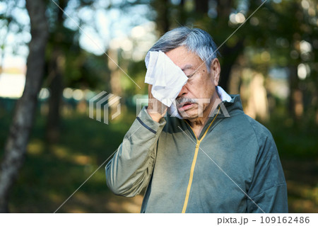 運動して汗を拭くシニア男性 運動して汗を拭くシニア男性 109162486