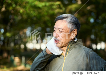 運動して汗を拭くシニア男性 109162490
