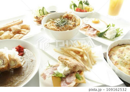 fish and chips with tartar sauce 109162532