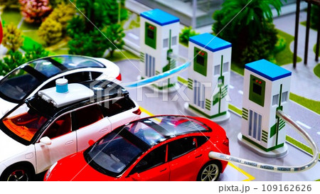 充電中の電気自動車・水素を補充する水素自動車(模型) 充電中の電気自動車・水素を補充する水素自動車(模型) 109162626
