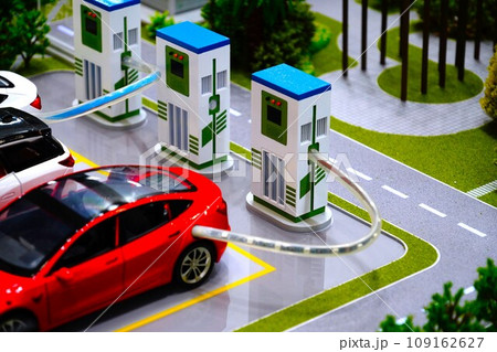充電中の電気自動車・水素を補充する水素自動車(模型) 充電中の電気自動車・水素を補充する水素自動車(模型) 109162627