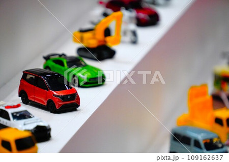 おもちゃのクルマの展示（日産サクラ） 109162637