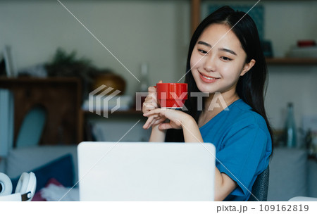 パソコン作業をする若い女性 109162819