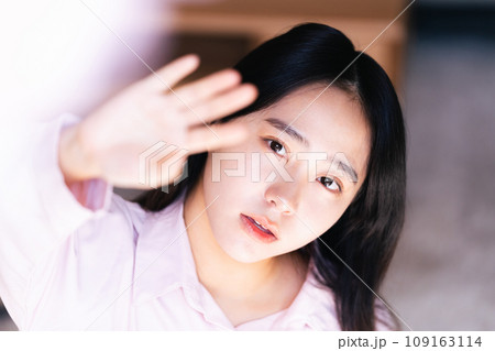 新生活にドキドキする若い女性 新生活にドキドキする若い女性 109163114