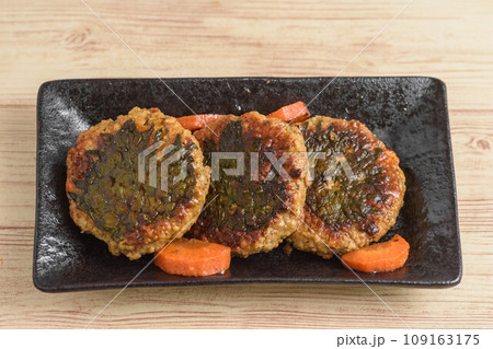 鶏つくねの青じそ焼き 鶏つくねの青じそ焼き 109163175