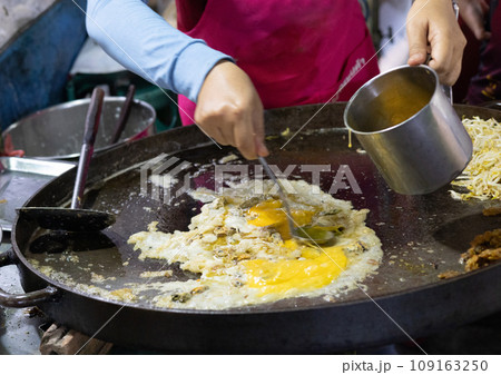 Oysters and Mussel Fried in Egg Batter, Thai Street Food 109163250
