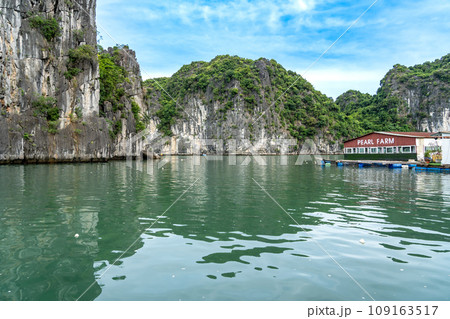 ベトナム　奇岩が続くハロン湾内にある観光施設のパールファーム 109163517