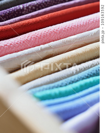 引き出しに並べられたカラフルな色の帯揚げ 109163592