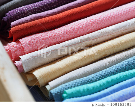 引き出しに並べられたカラフルな色の帯揚げ 引き出しに並べられたカラフルな色の帯揚げ 109163593