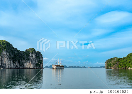 ベトナム　奇岩が続くハロン湾クルーズのクルーズ船 109163623