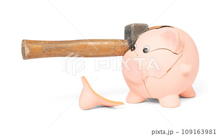 Hammer breaking piggy bank isolated Hammer breaking piggy bank isolated 109163981