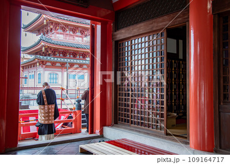 三重県津市　津観音の本堂の中から眺めた外の五重塔 109164717