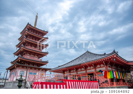 三重県津市　鬼押さえ節分の日の津観音の本堂と五重塔 109164892