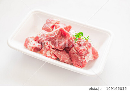 食品トレーに入った豚角切り肉 109166036