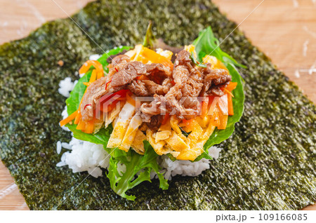 海苔の上に具材をのせる おにぎらず 海苔の上に具材をのせる おにぎらず 109166085