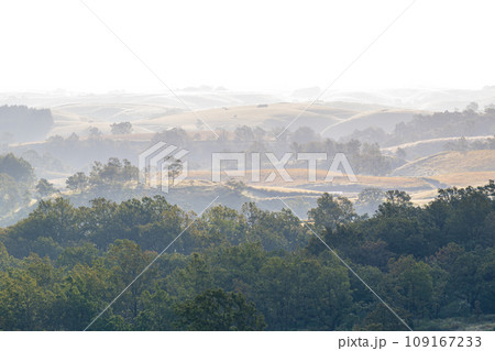 秋の阿蘇外輪山押戸石の丘から見る久住連山の風景 109167233