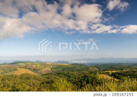 秋の阿蘇外輪山押戸石の丘から見る久住連山の風景 109167255