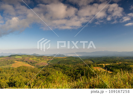 秋の阿蘇外輪山押戸石の丘から見る久住連山の風景 109167258