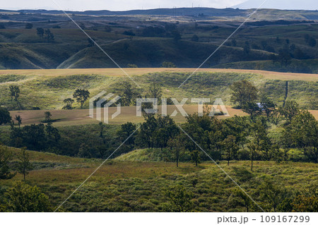 秋の阿蘇外輪山押戸石の丘から見る久住連山の風景 秋の阿蘇外輪山押戸石の丘から見る久住連山の風景 109167299