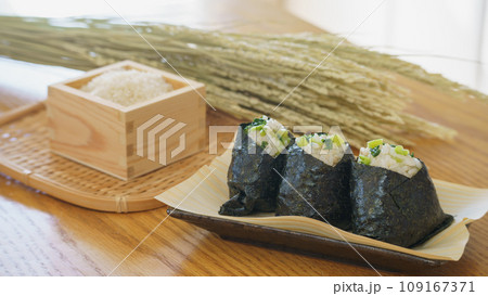 おにぎり(菜めし)と白米と稲穂 109167371