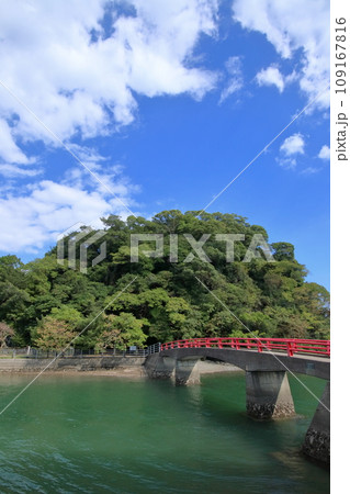 浦戸湾 ツツギ島に架かる赤い橋 (高知県 高知市) 浦戸湾 ツツギ島に架かる赤い橋 (高知県 高知市) 109167816