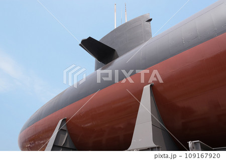 海上自衛隊ゆうしお型潜水艦の艦首とセイル 109167920