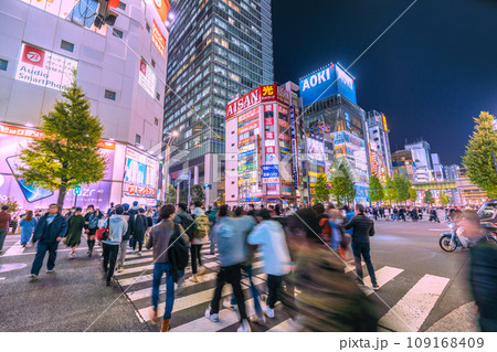 日本の東京都市景観 10週連続減↓…脱コロナ・希望の光…賑わう秋葉原＝11月22日 109168409