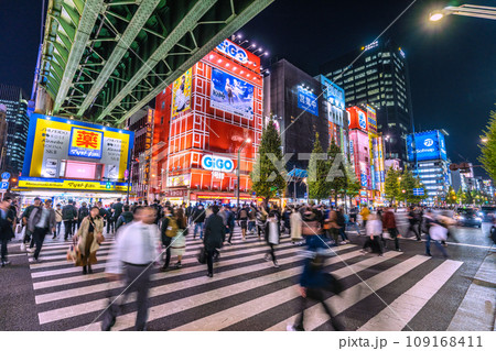 日本の東京都市景観 10週連続減↓…脱コロナ・希望の光…賑わう秋葉原＝11月22日 109168411