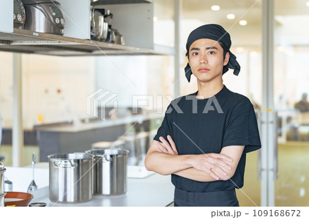 厨房で腕組みする男性調理師 109168672