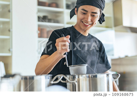 厨房で麺を茹でる飲食店店員 厨房で麺を茹でる飲食店店員 109168675