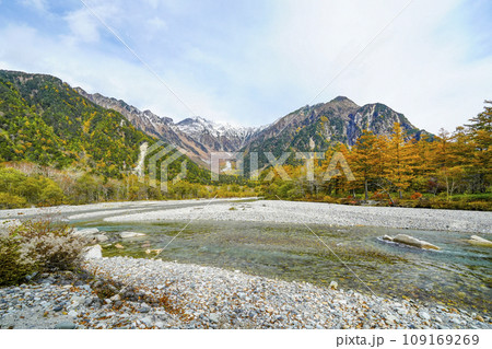 秋の上高地、梓川と穂高連峰 109169269
