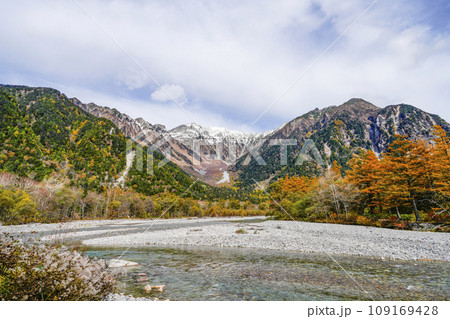 秋の上高地、梓川と穂高連峰 109169428