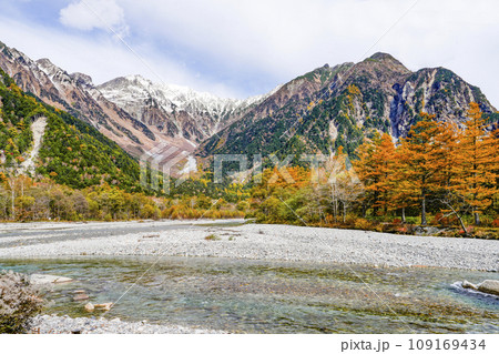 秋の上高地、梓川と穂高連峰 秋の上高地、梓川と穂高連峰 109169434