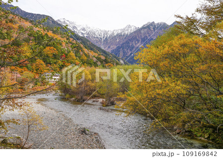 秋の上高地、田代橋より上流側を望む 秋の上高地、田代橋より上流側を望む 109169842
