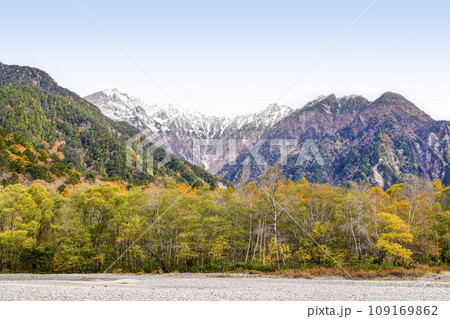 秋の上高地、梓川左岸より穂高連峰を望む 109169862