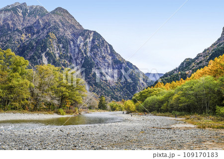 秋の上高地、梓川左岸より明神岳方面を望む 秋の上高地、梓川左岸より明神岳方面を望む 109170183