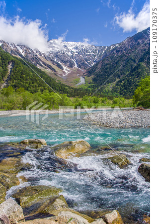 【新緑の上高地】梓川の流れと残雪の穂高連峰 【新緑の上高地】梓川の流れと残雪の穂高連峰 109170375