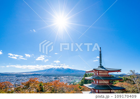 新倉山浅間公園 雄大な富士山と朱塗りの五重塔 桜の紅葉 秋 光芒 新倉山浅間公園 雄大な富士山と朱塗りの五重塔 桜の紅葉 秋 光芒 109170409