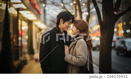 クリスマスを過ごす日本人カップル クリスマスを過ごす日本人カップル 109170431
