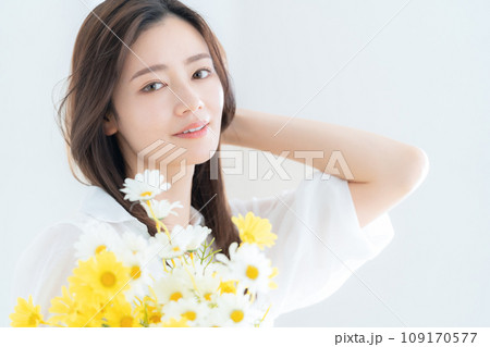 リビングで花束を持つ若い女性 リビングで花束を持つ若い女性 109170577