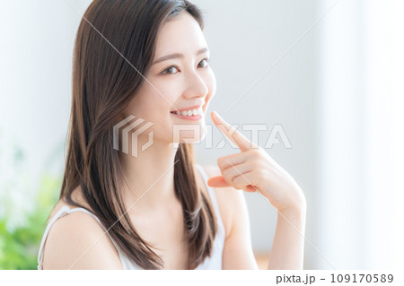 綺麗な白い歯の若い女性 綺麗な白い歯の若い女性 109170589