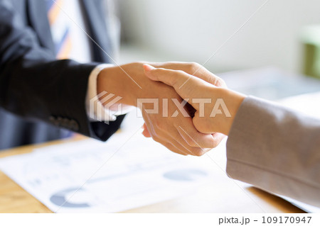 ミーティングで握手をするビジネスパーソン ミーティングで握手をするビジネスパーソン 109170947
