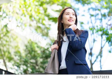 ビジネス 女性 見上げる ビジネス 女性 見上げる 109171033