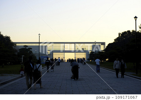 【東京】葛西臨海公園 夕暮れのクリスタルビュー 【東京】葛西臨海公園 夕暮れのクリスタルビュー 109171067