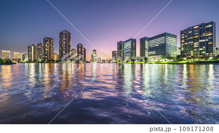 隅田川テラスから見るタワーマンション群の夜景【東京都・中央区】 隅田川テラスから見るタワーマンション群の夜景【東京都・中央区】 109171208